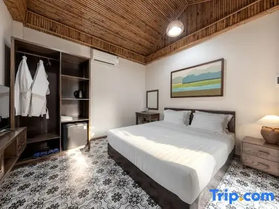 Deluxe Double room with balcony (full double bed)