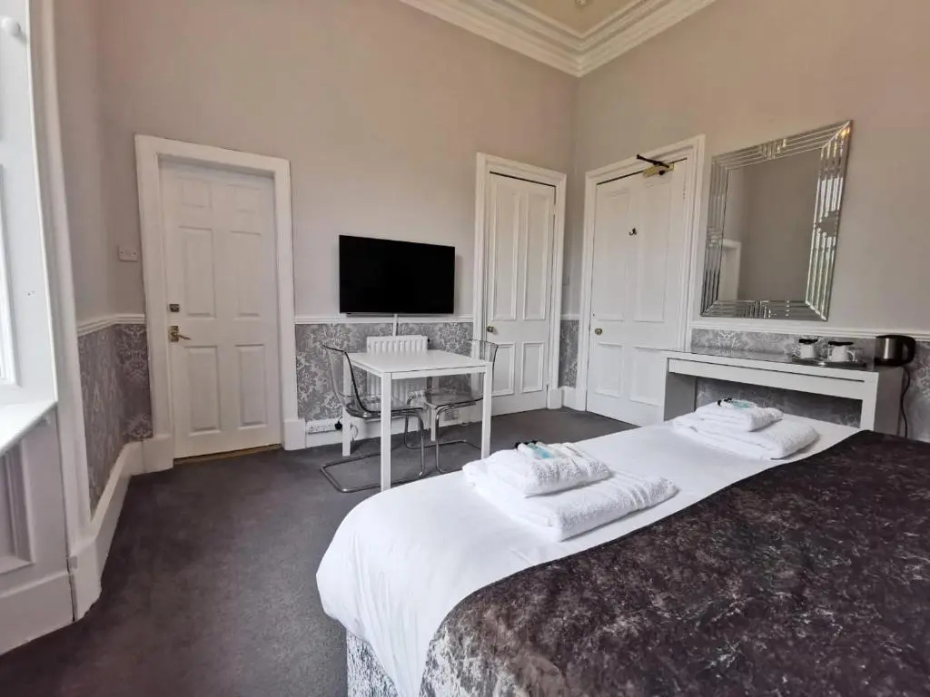 Deluxe Double room (full double bed)