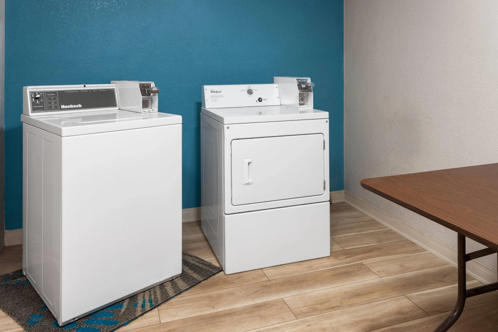 Days Inn by Wyndham Eagle River — фото 3