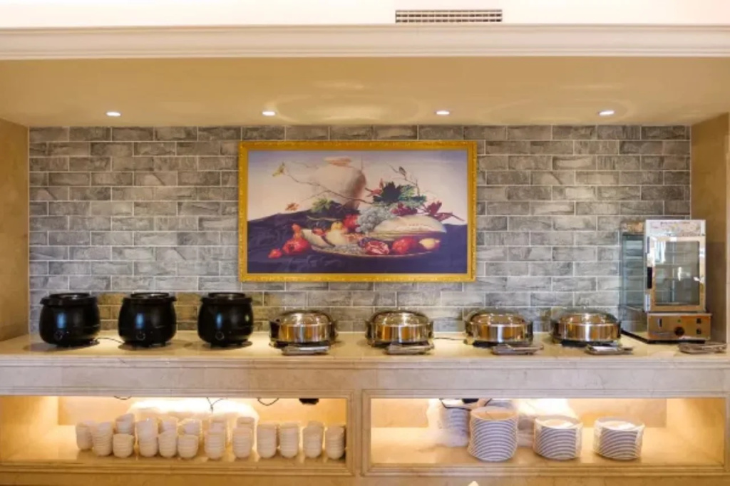 Vienna International Hotel (Xinyang Railway Station Tianrun Plaza Store)