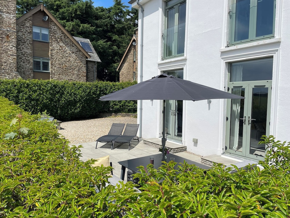 2 The Manor House, Hillfield Village