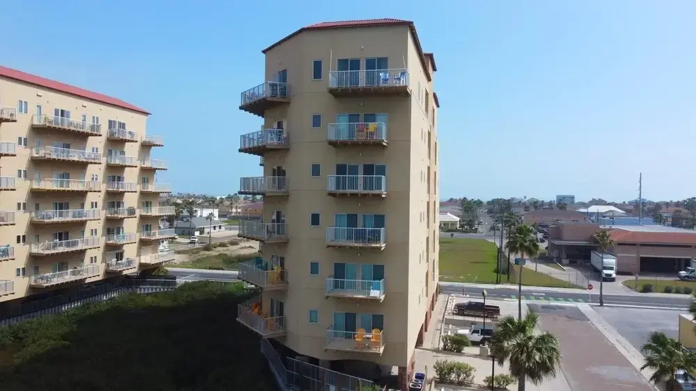Laguna Bay 3 Bedroom Condo by Redawning