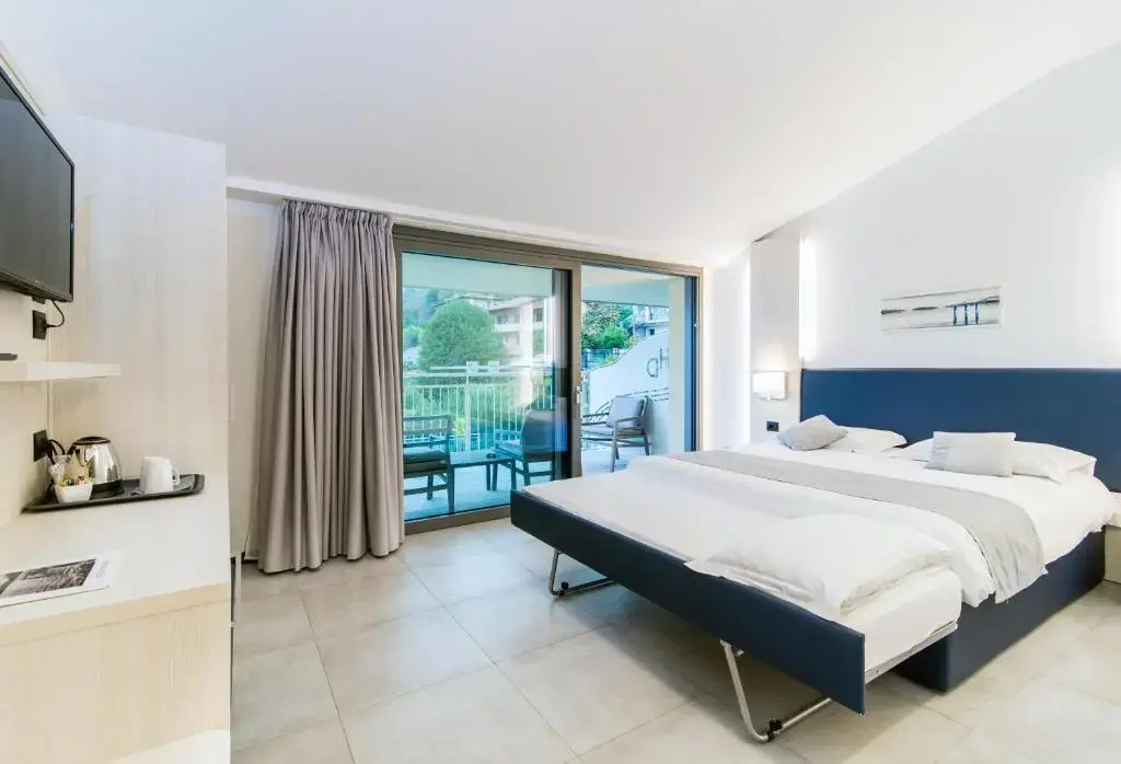 Standard Triple room with partial view
