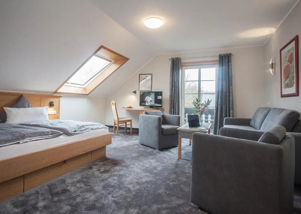 Deluxe Double room with balcony (full double bed)