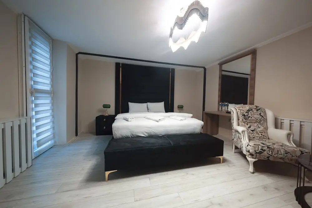 Deluxe Double room (full double bed)