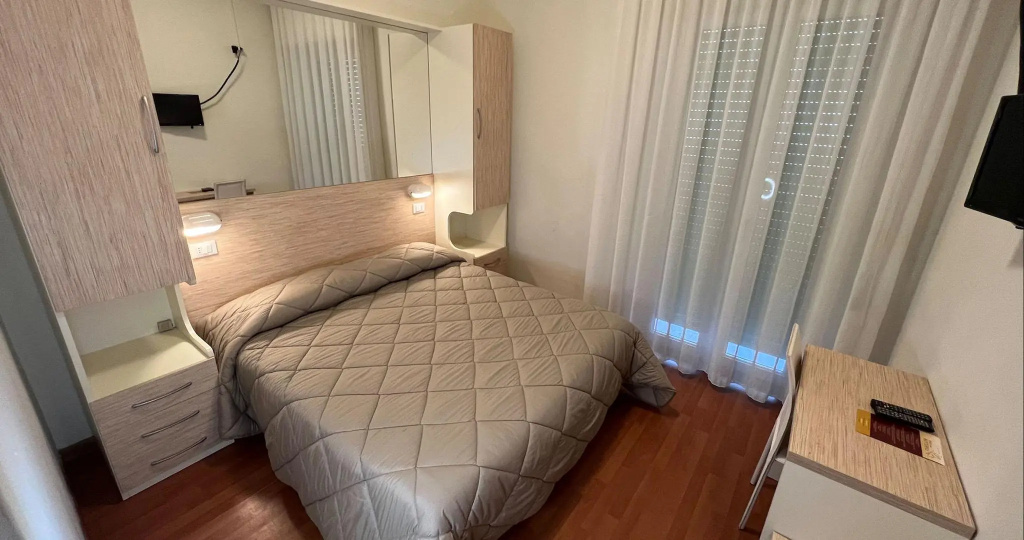 Double room (full double bed)