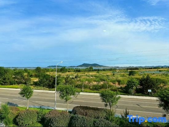 Jiamen Homestay (Naxianghai Swan Lake Birdwatching Tower)