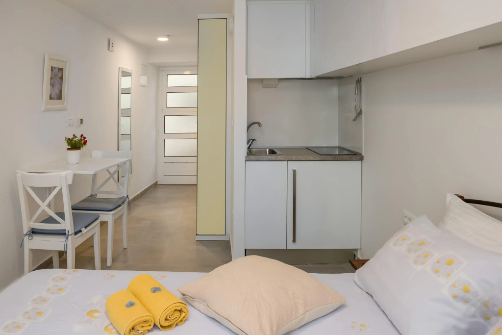 Split Center Suites — 2