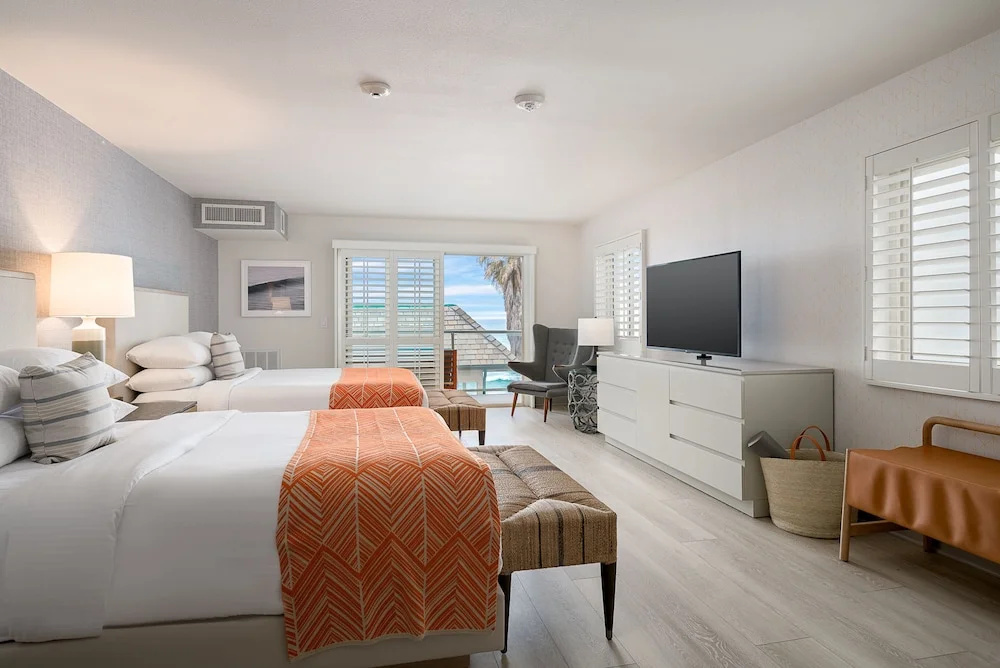 Standard Quadruple room with partial ocean view