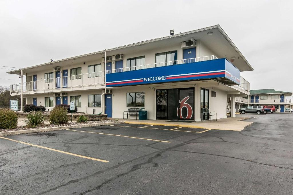 Motel 6 Janesville, WI