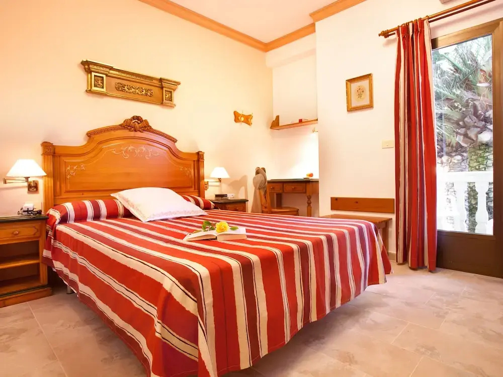 Standard Double room with balcony (full double bed)