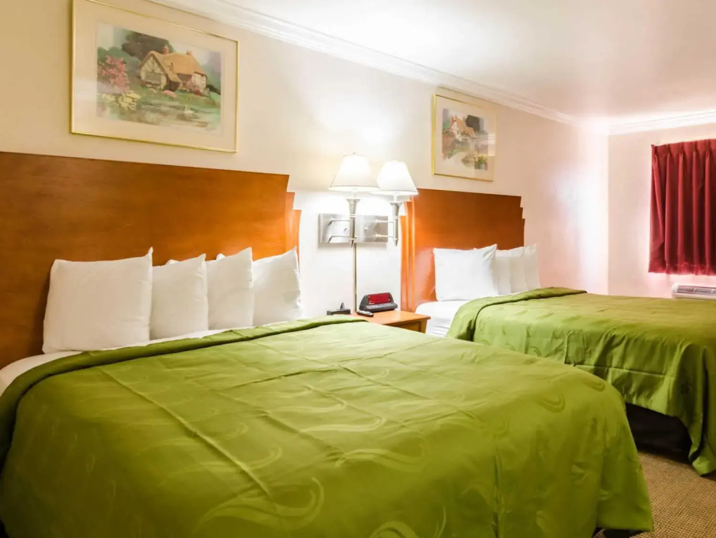 Standard Quadruple room with courtyard view