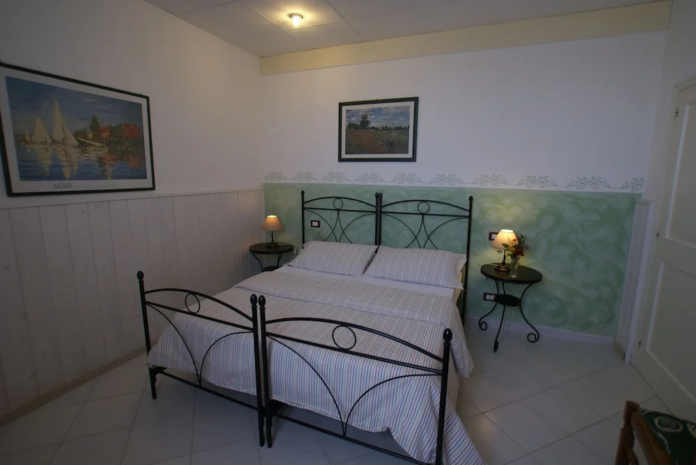 1 Bedroom Classic Double Basement room (full double bed)
