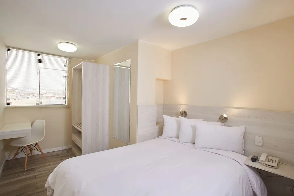 標準的三人家庭房，配有陽台和山景視角。