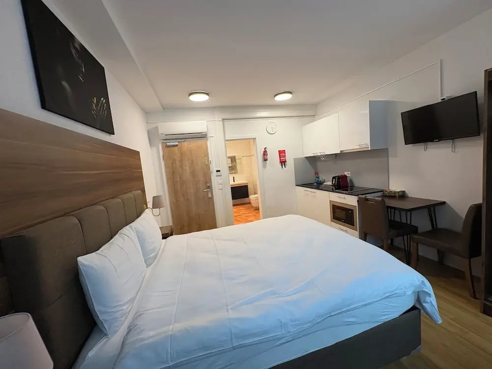 Standard Double room with city view full double bed