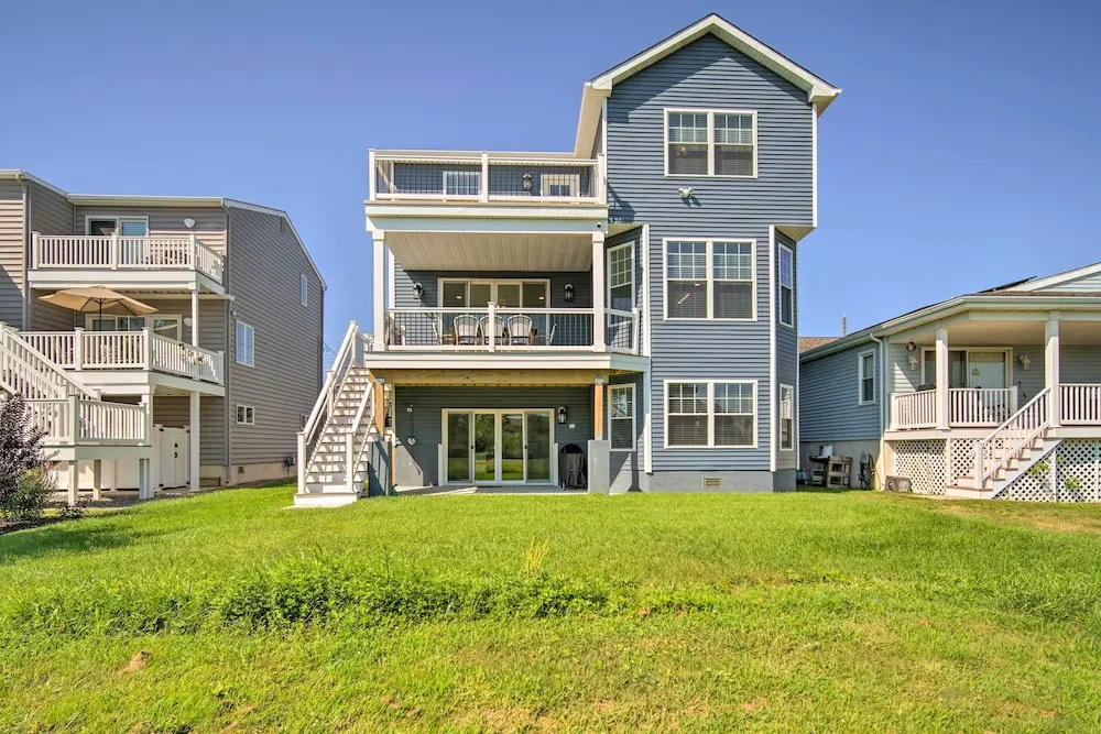 Gorgeous Newly Built Home: Golf Course View!