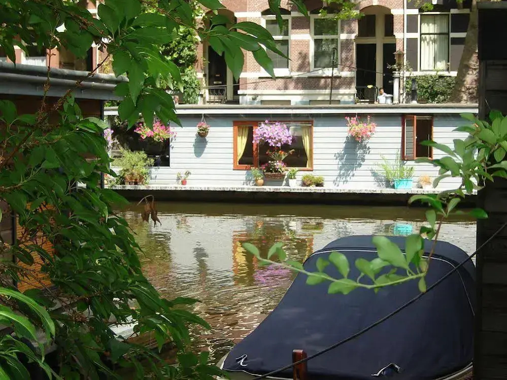 Phildutch Houseboat Amsterdam Bed and Breakfast