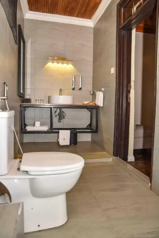 Deluxe Double room with courtyard view (full double bed)