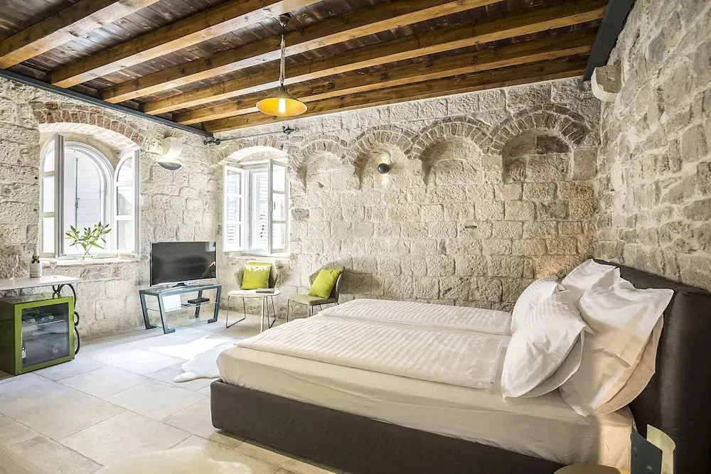 Deluxe Double room with city view (full double bed)