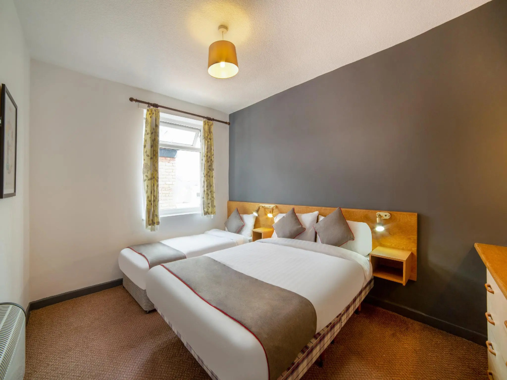 Standard Triple room