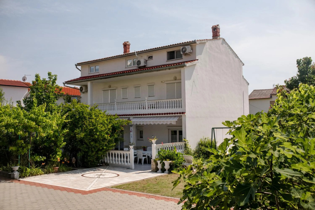 Marjetka house max 17 Pers with 2 complete kitchens, 2 garden grills, bestway swimming pool