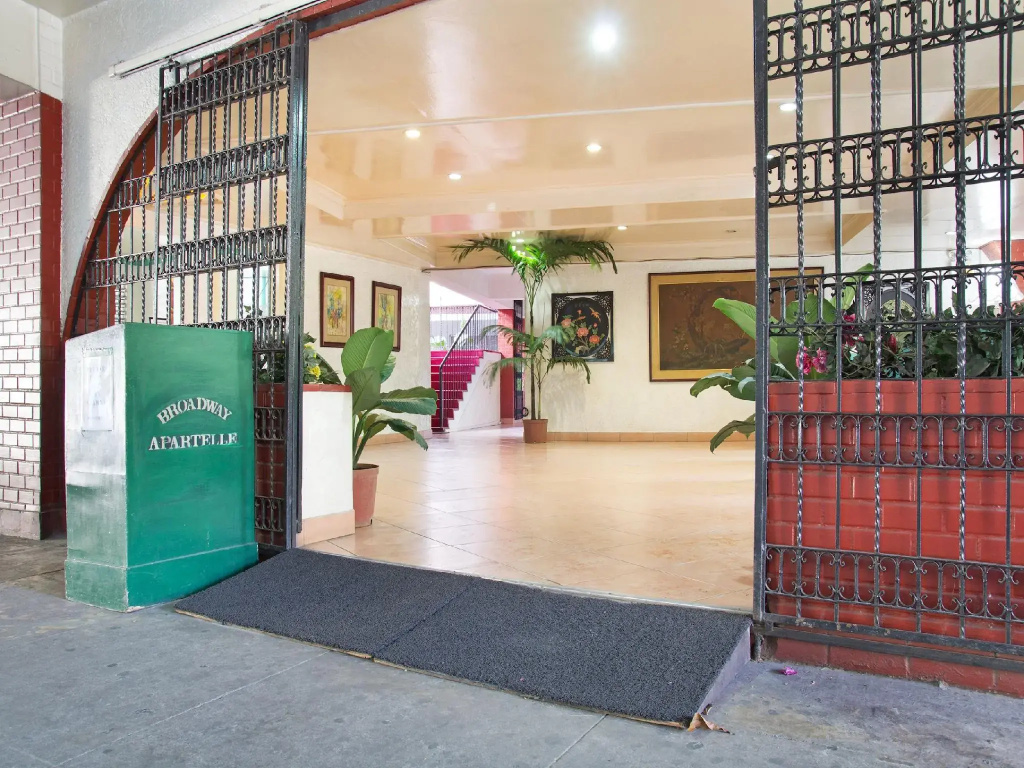 ZEN Rooms Broadway Court QC