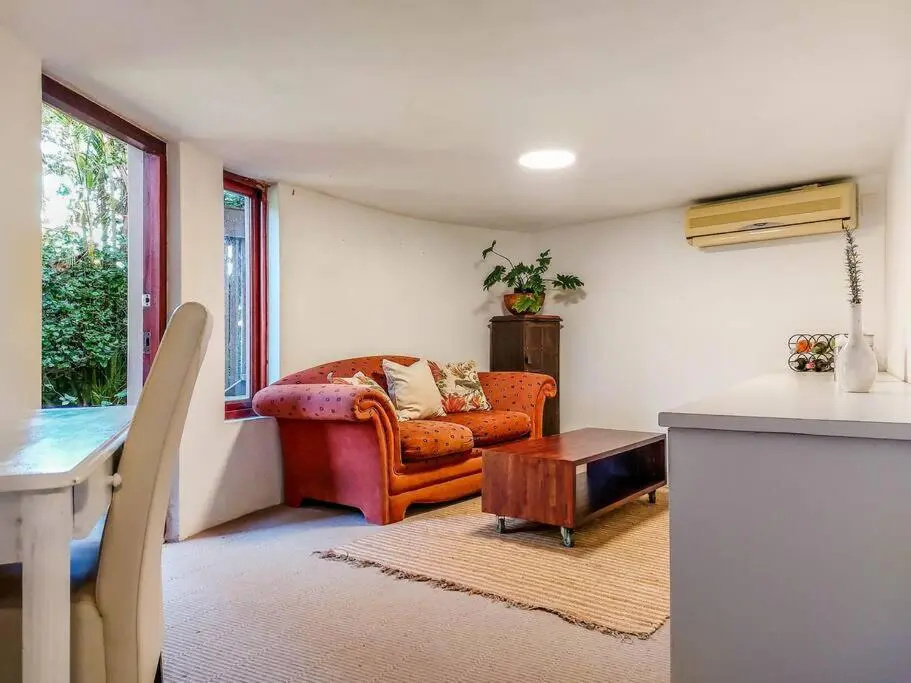 Cosy 1-bedroom rental unit on The Heads