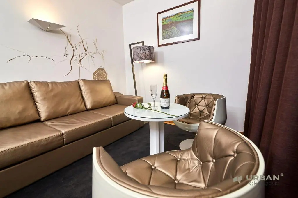 Urban Hotel Amadeos - Chambres
