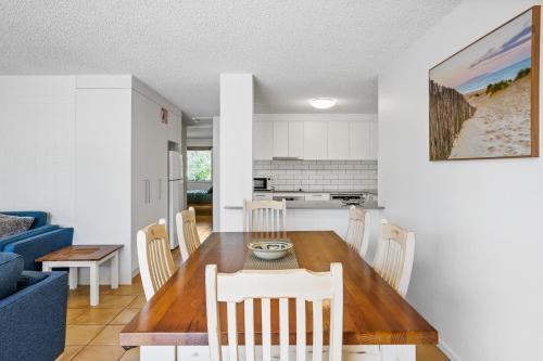 2/56 Lawson Street@Clarkes Beach
