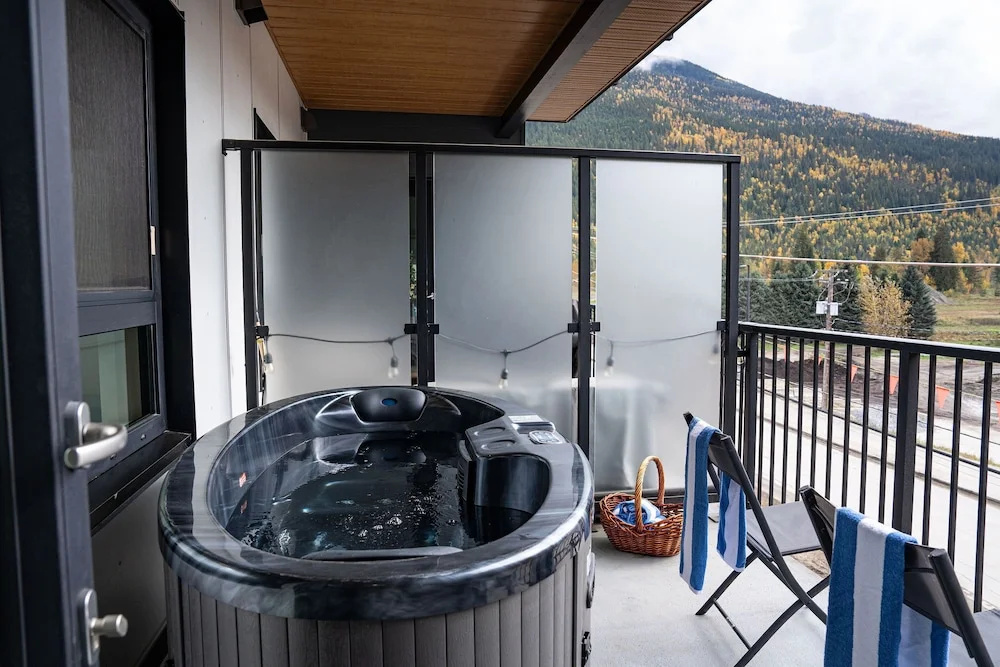 Wildflower Retreat-Revelstoke Vacations