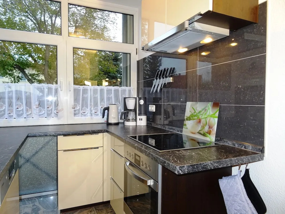 2 Bedrooms Apartment with courtyard view