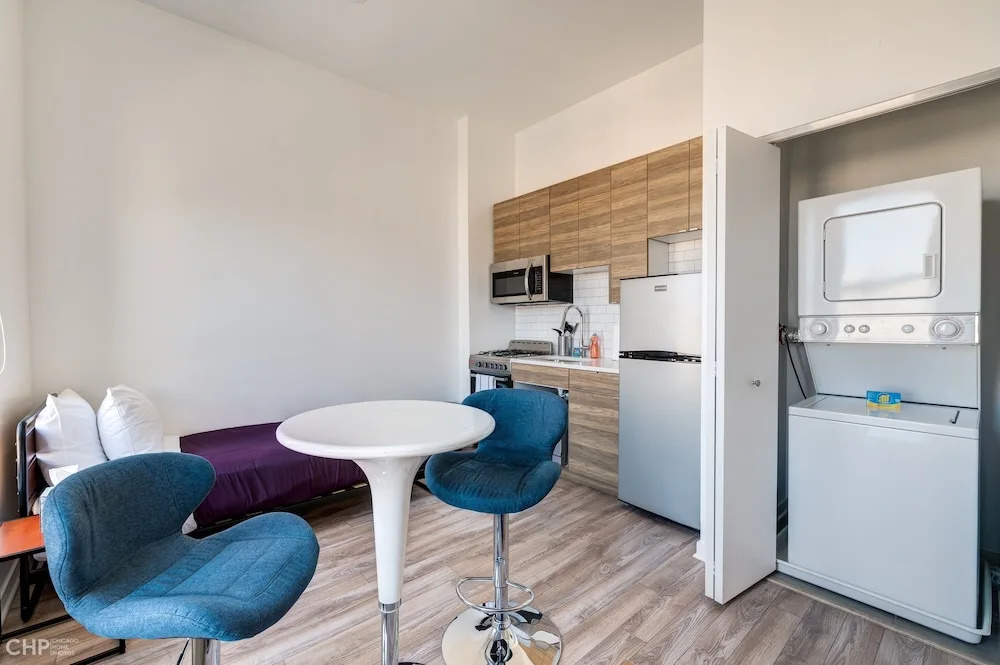 Modern Yet Cozy - Everything You Need And More For A Great Windy City Stay - 747 Lofts Cabin 204 by RedAwning