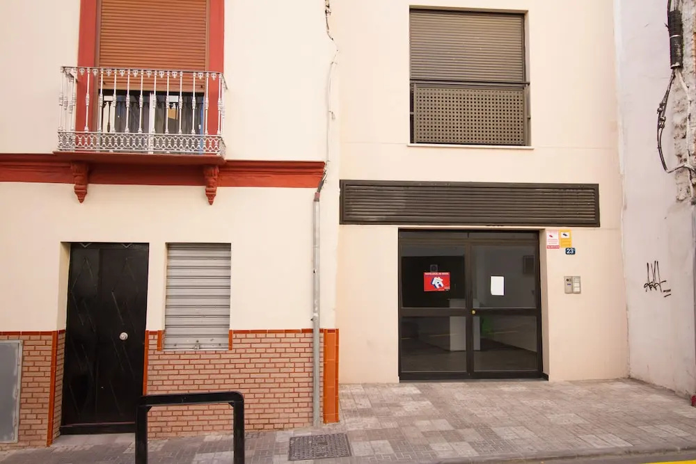 Deluxe Apartment Downtown with Pool and Parking