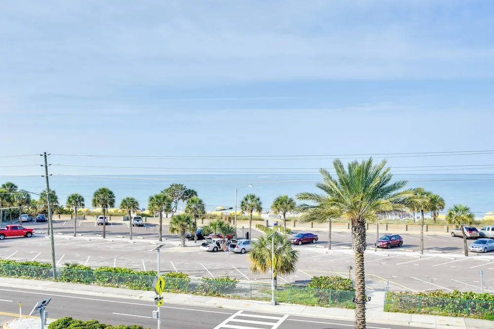 Coastal Condo w/ Balcony: Walk to Madeira Beach!