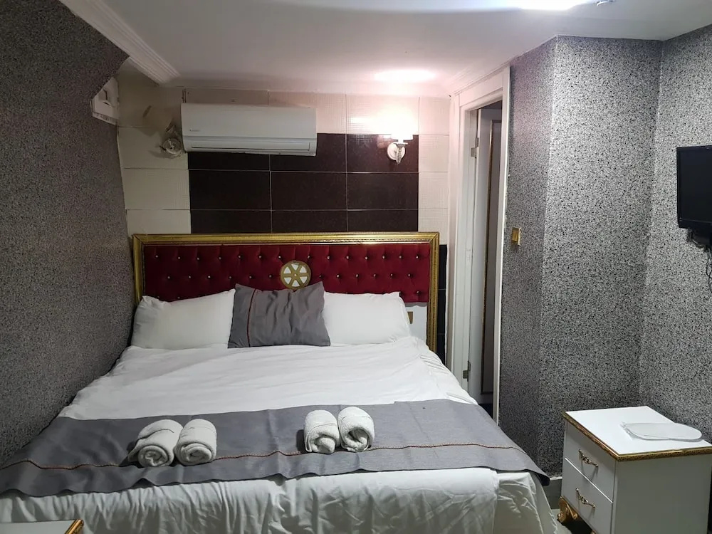 Economy Double Basement room (full double bed)
