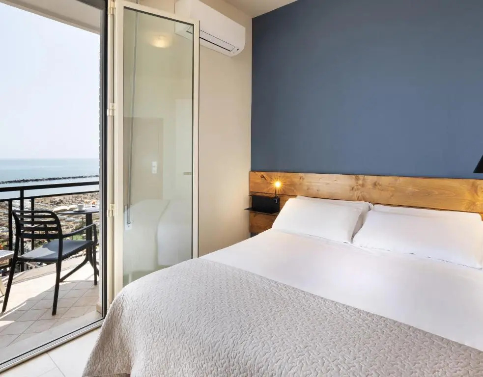 Superior Double room with sea view (full double bed)