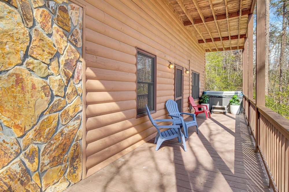 Hot Tub + Mtn Views: Peaceful Blue Ridge Retreat!