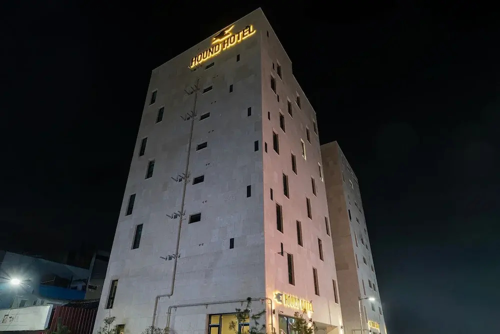 Gunsan Hound Hotel