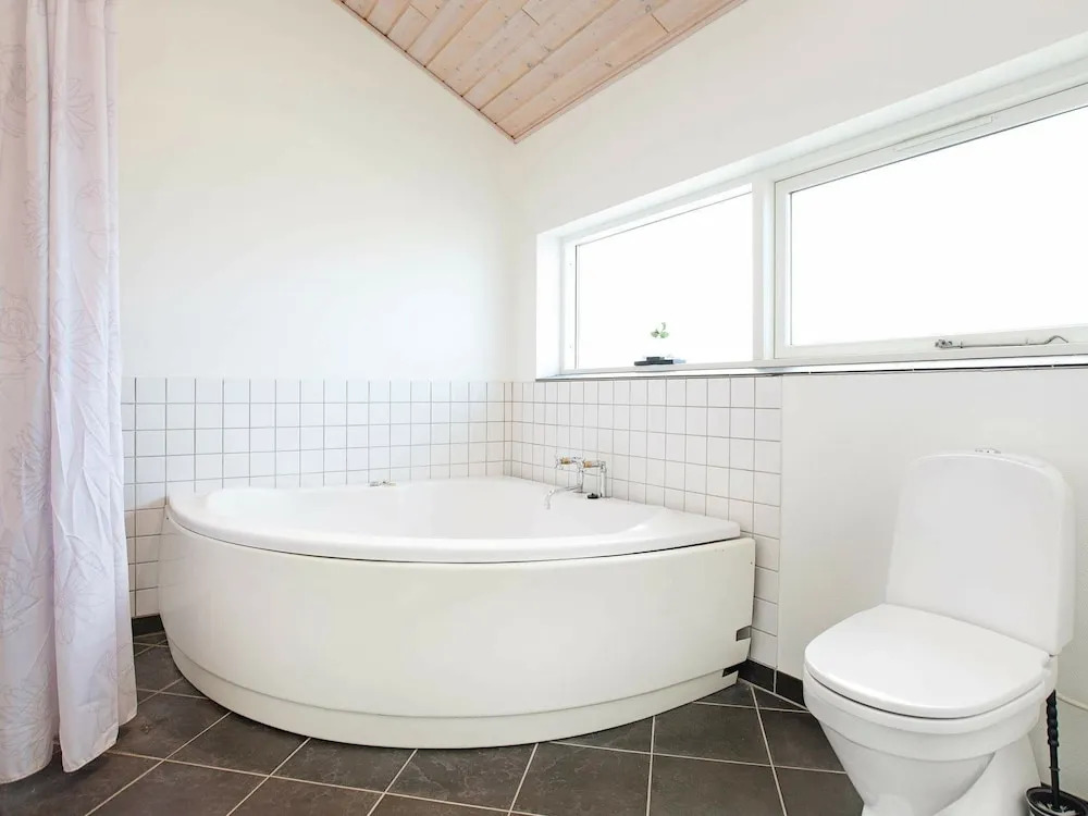 Alluring Holiday Home in Rødby With Whirlpool - фото 8