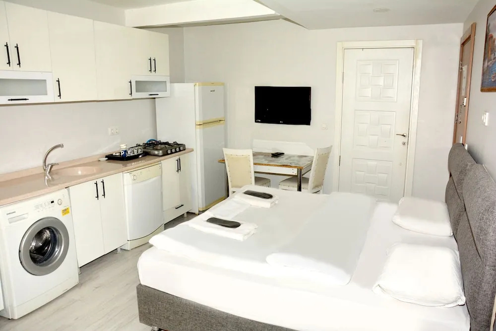 Palmiye Suit (Adults Only) — 1