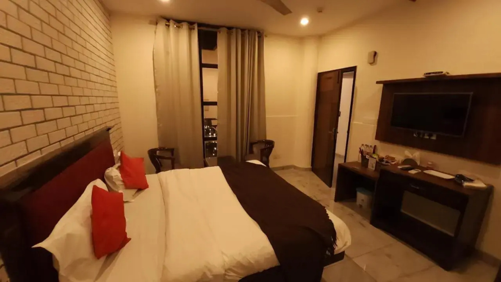 OYO Rooms Sector 22 Mobile Market