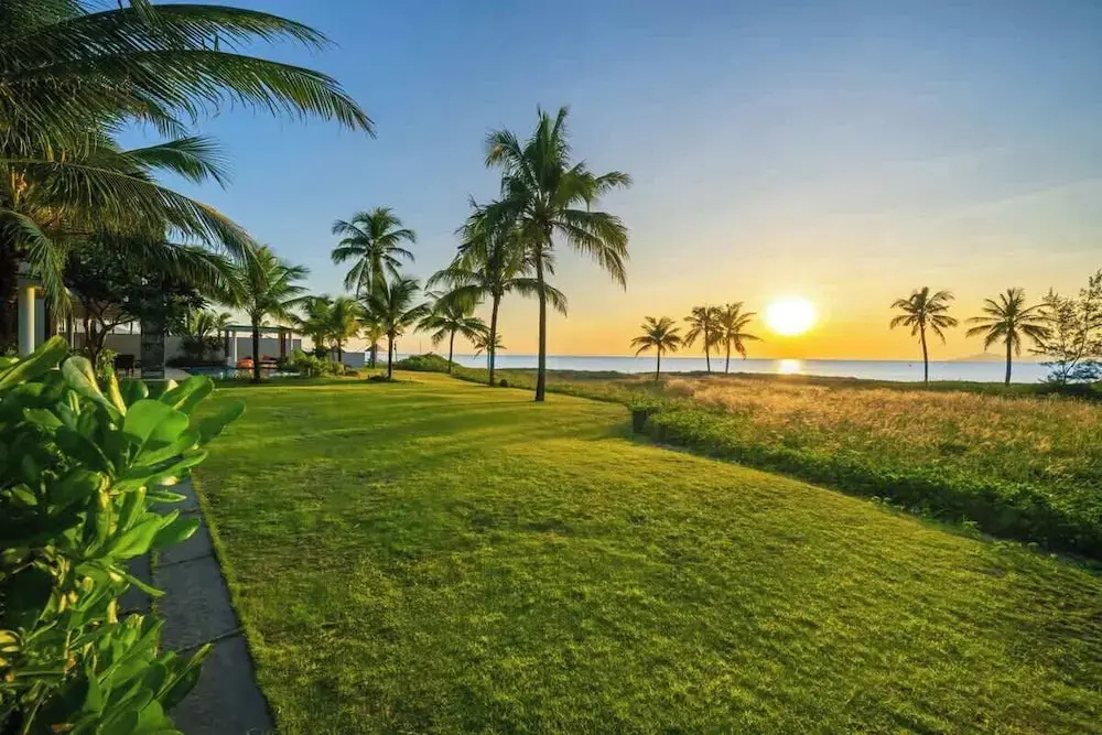 8BR Beachfront Eden: Luxury Events & Getaways