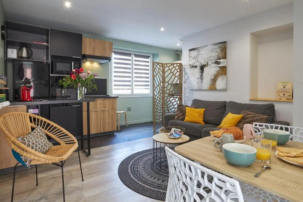 Voir la photo 1 — Centre ville à pied Appt avec SAUNA, Linge, Wifi, Stationnement Gratuit