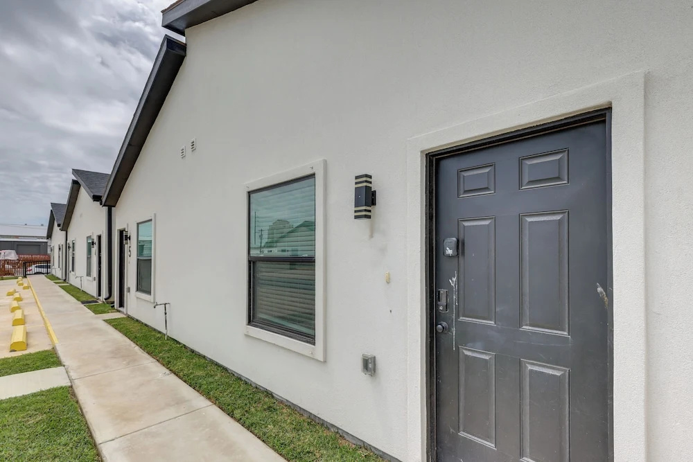 Walk to Beach & Bars! SPI Studio w/ Pool Access
