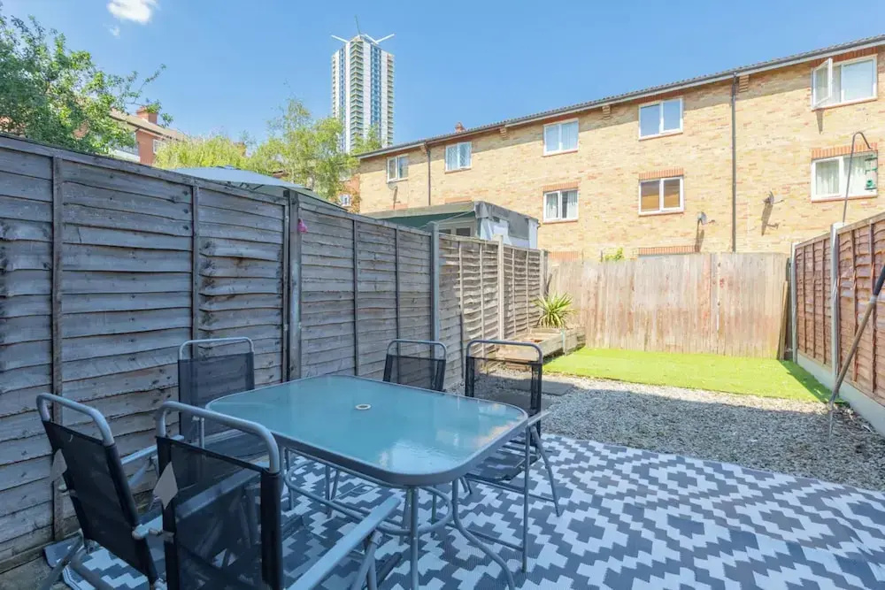 Lovely 4 Bed House w Garden, 1 Stop to Waterloo