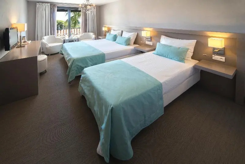 Classic Triple room with sea view