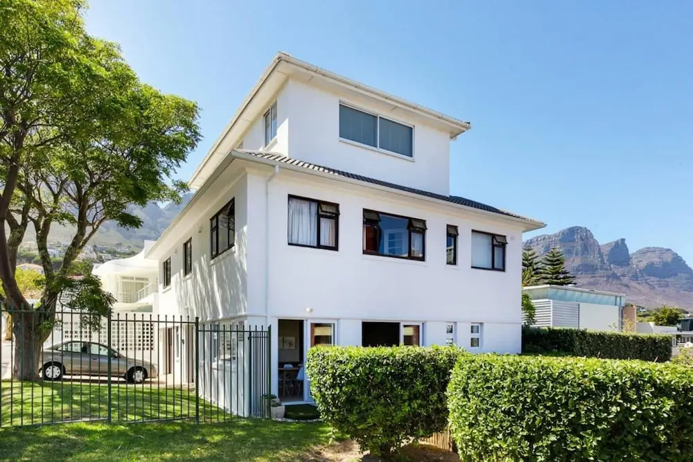 Stylish 2 Bedroom Apartment in Camps Bay Asilvertide