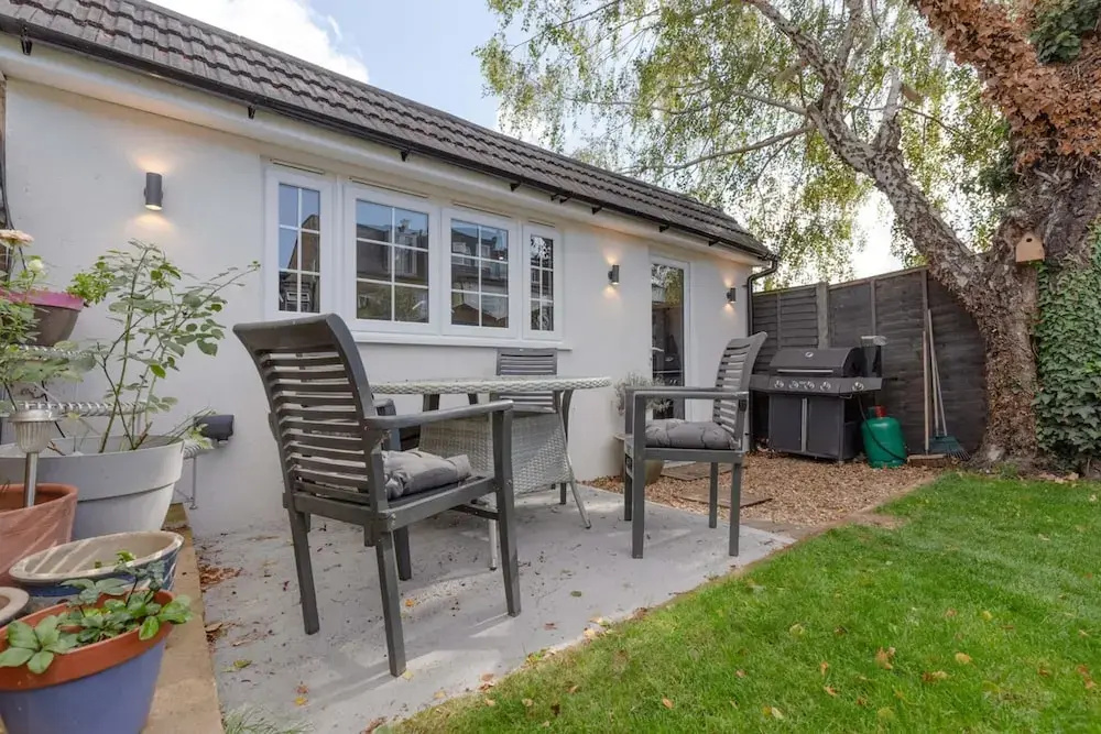 Modern 2 Bedroom Apartment in Wimbledon With Garden