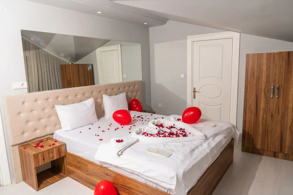 Heraldic Room Hotel — 2