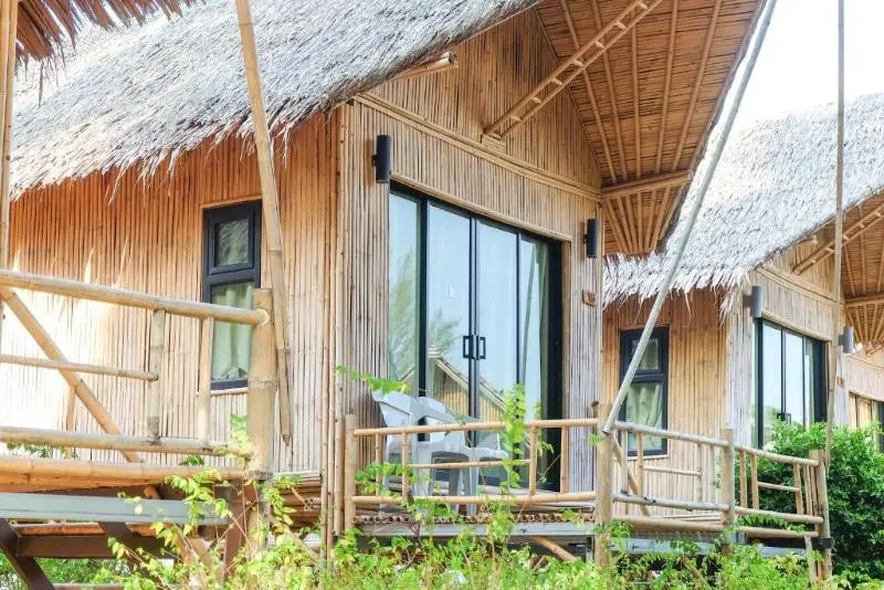 Bungalow with garden view